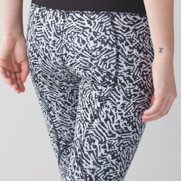 👀 Lululemon Inspire Crop - Picture 3 of 5